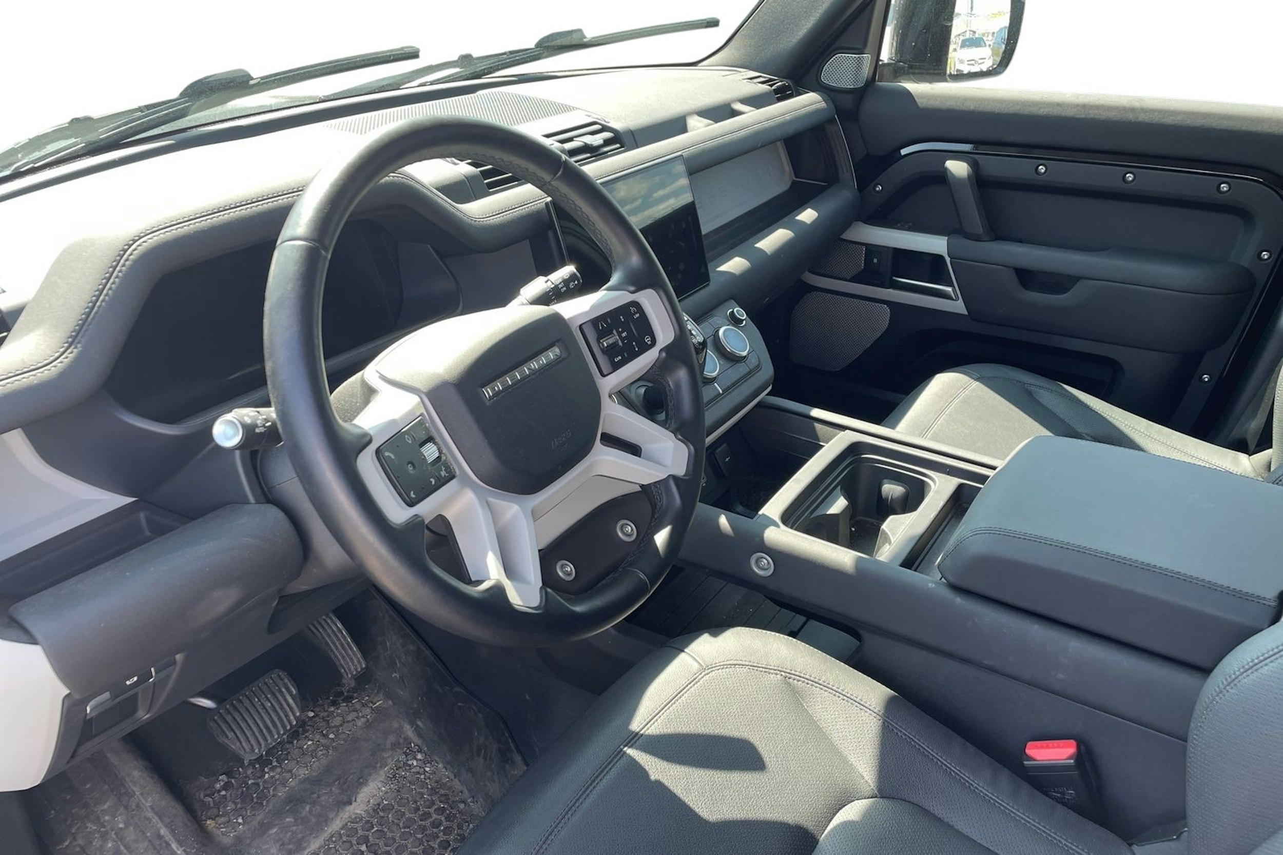 Musta Land Rover Defender 2023 kuva 3.