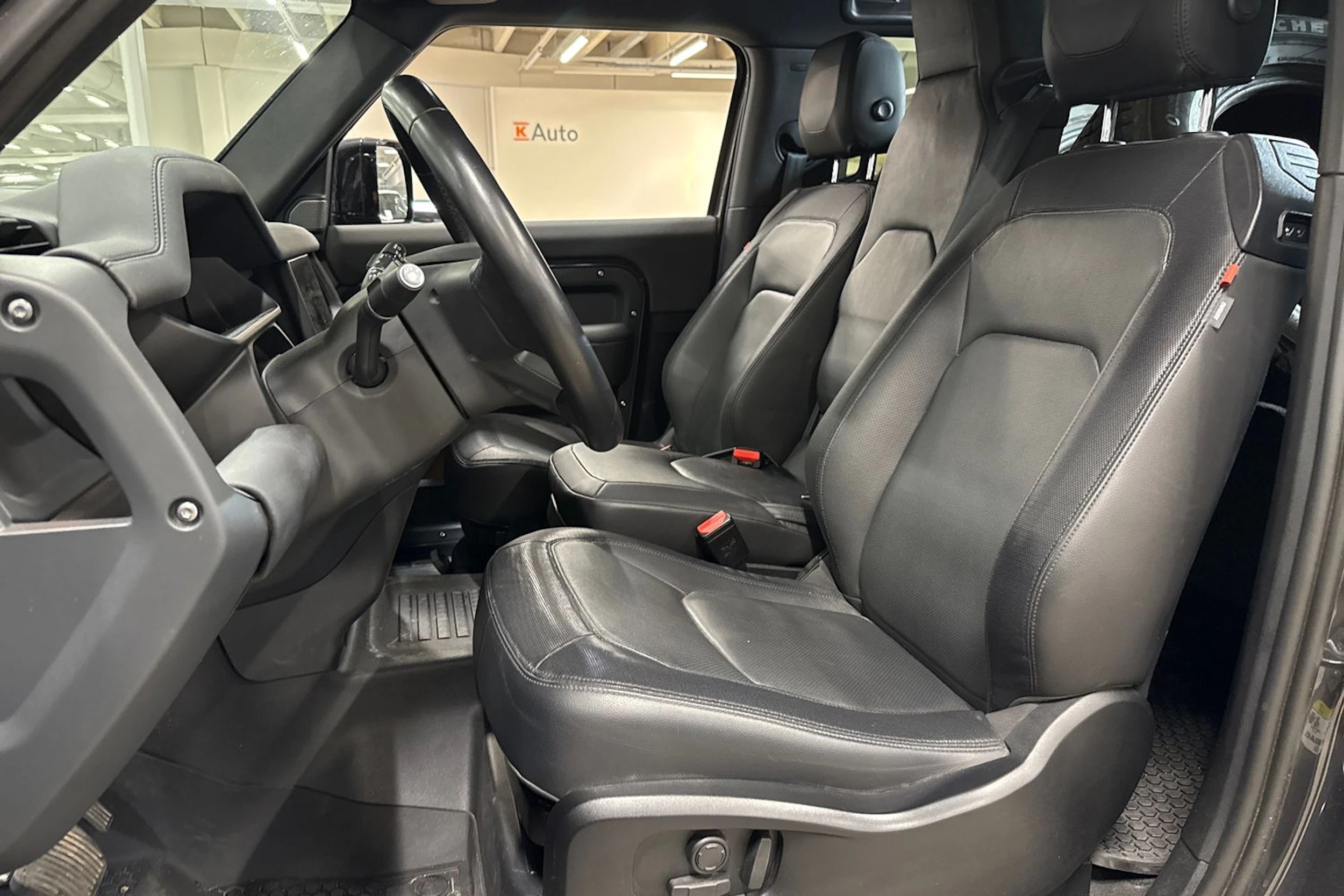 harmaa Land Rover Defender 2024 kuva 4.