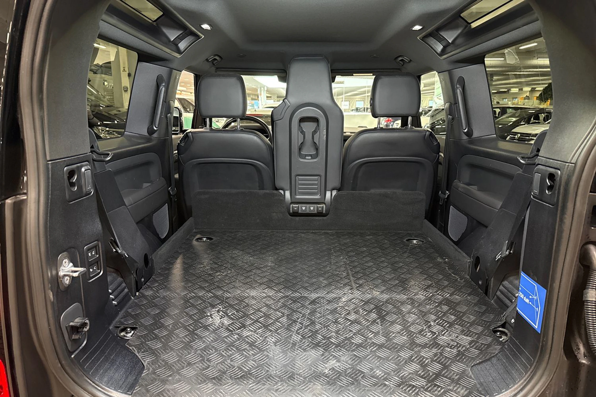 harmaa Land Rover Defender 2024 kuva 13.
