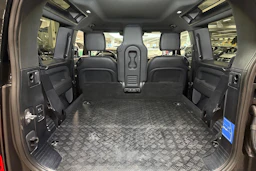harmaa Land Rover Defender 2024 kuva 13.