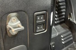 harmaa Land Rover Defender 2024 kuva 15.