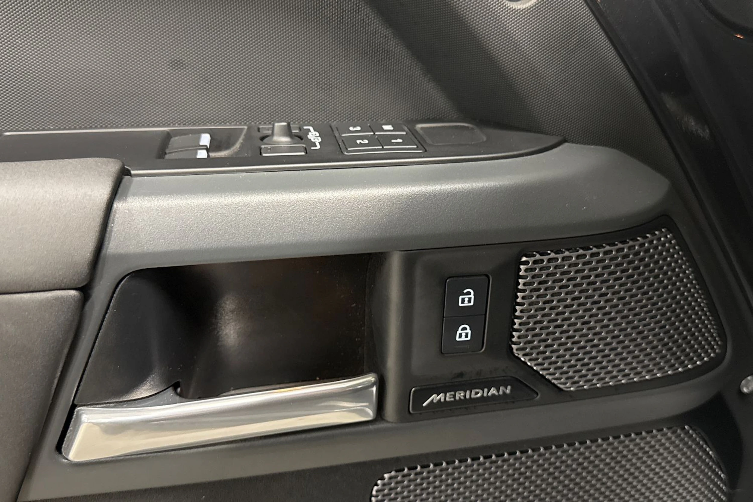 harmaa Land Rover Defender 2024 kuva 20.