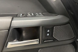 harmaa Land Rover Defender 2024 kuva 20.