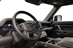 musta Land Rover Defender 2024 kuva 6.