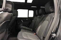 musta Land Rover Defender 2024 kuva 8.