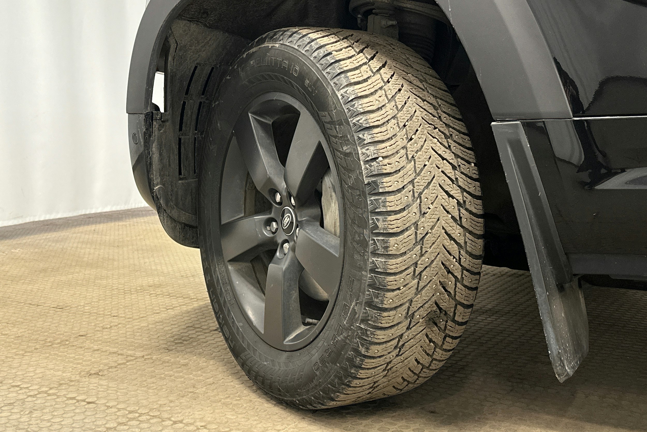 musta Land Rover Defender 2024 kuva 10.