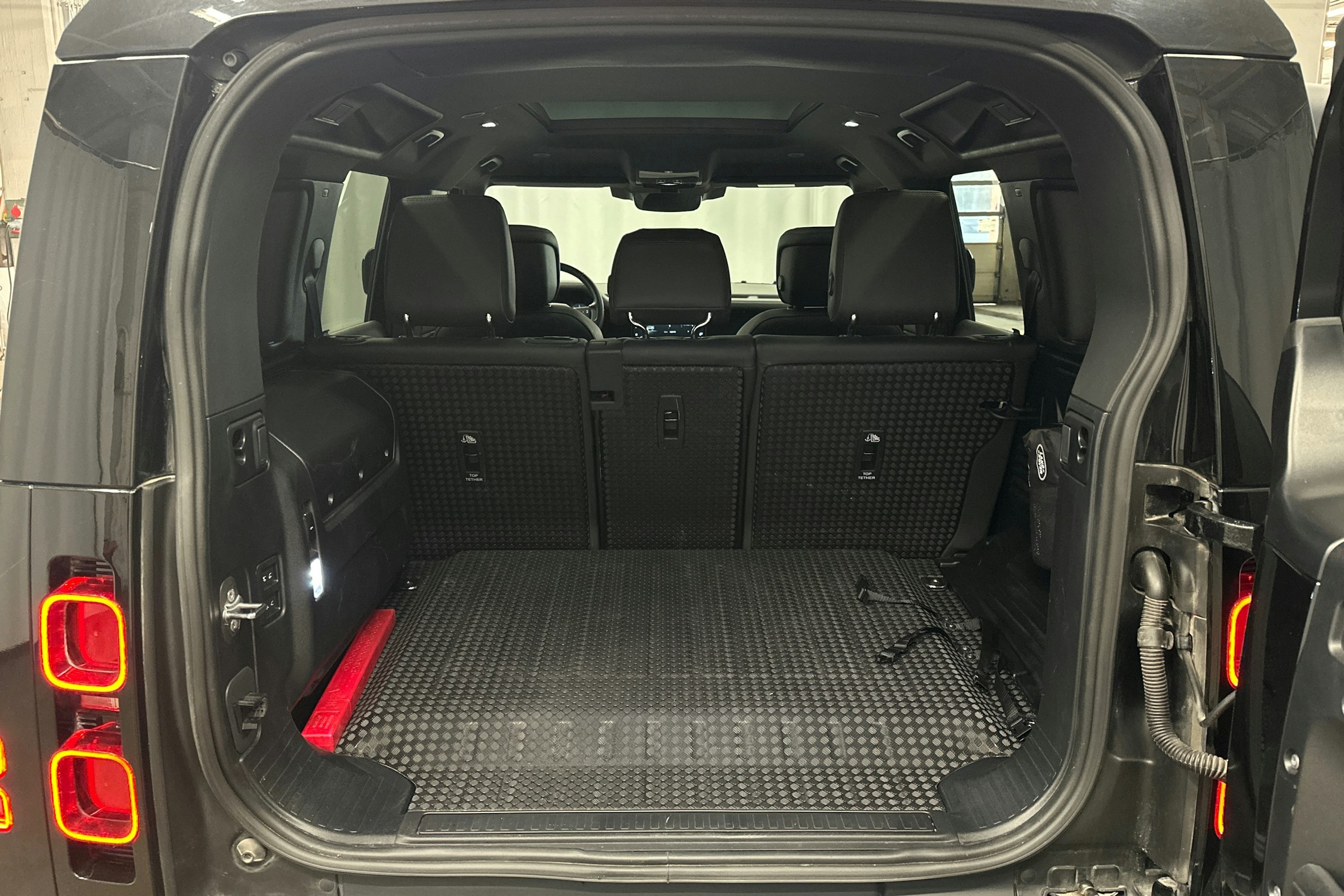 musta Land Rover Defender 2024 kuva 11.