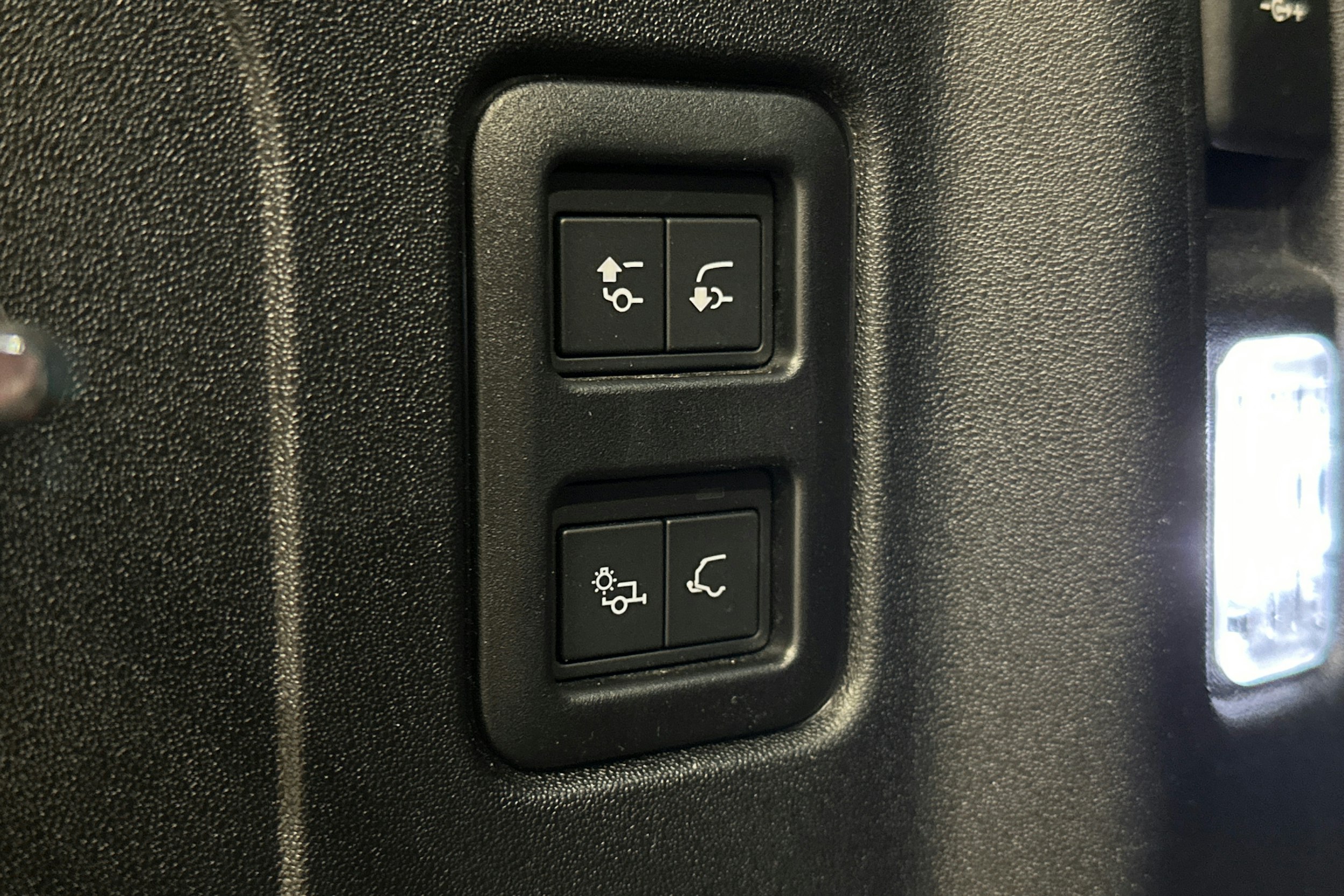 musta Land Rover Defender 2024 kuva 12.