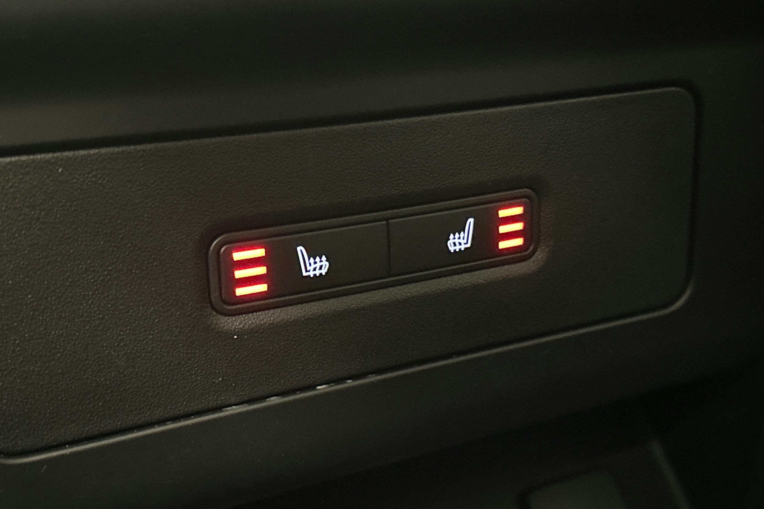 musta Land Rover Defender 2024 kuva 13.