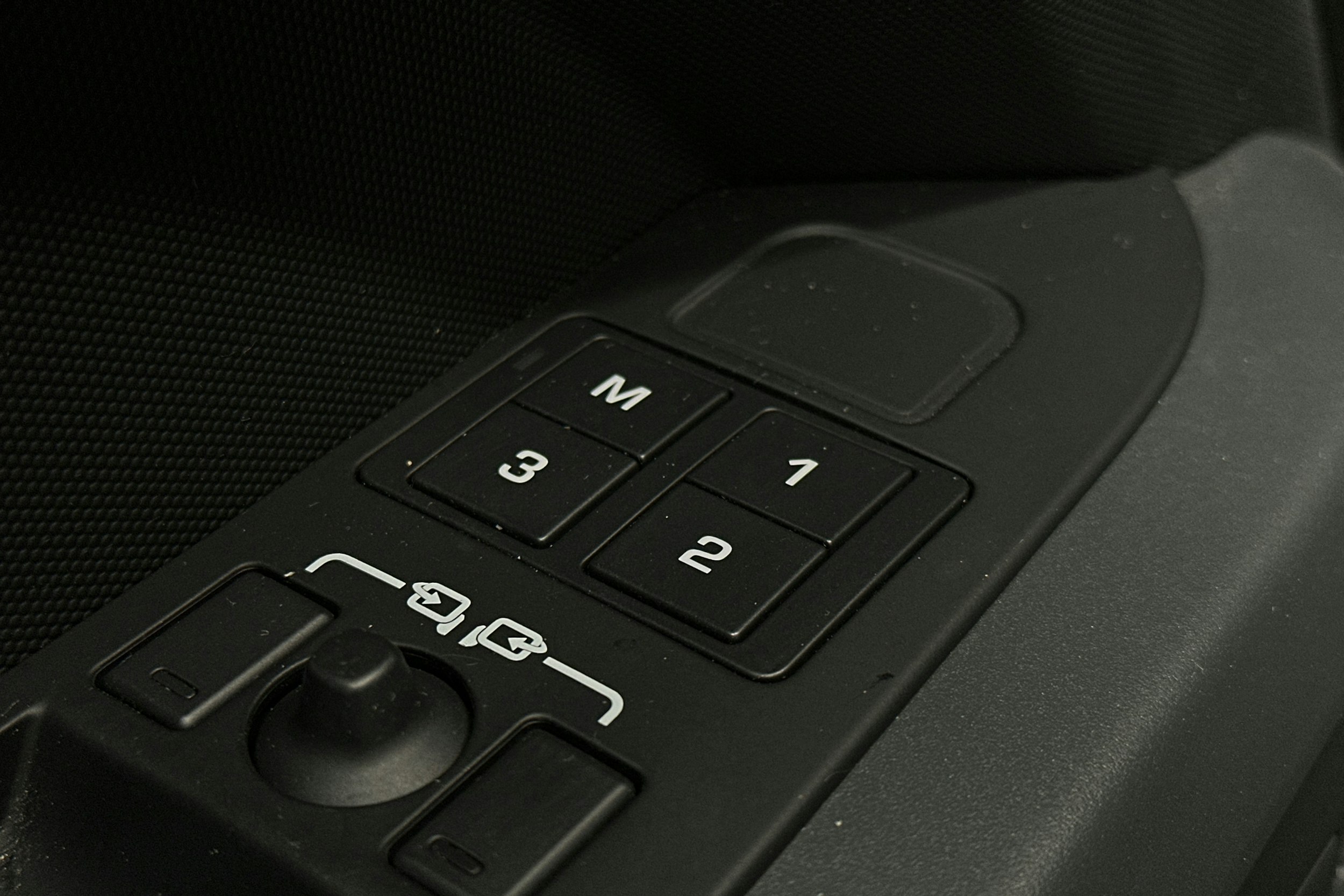 musta Land Rover Defender 2024 kuva 16.