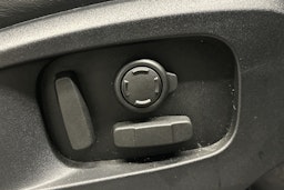 musta Land Rover Defender 2024 kuva 17.