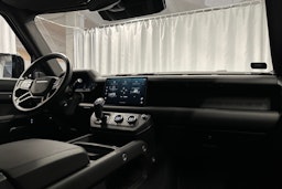 musta Land Rover Defender 2024 kuva 19.