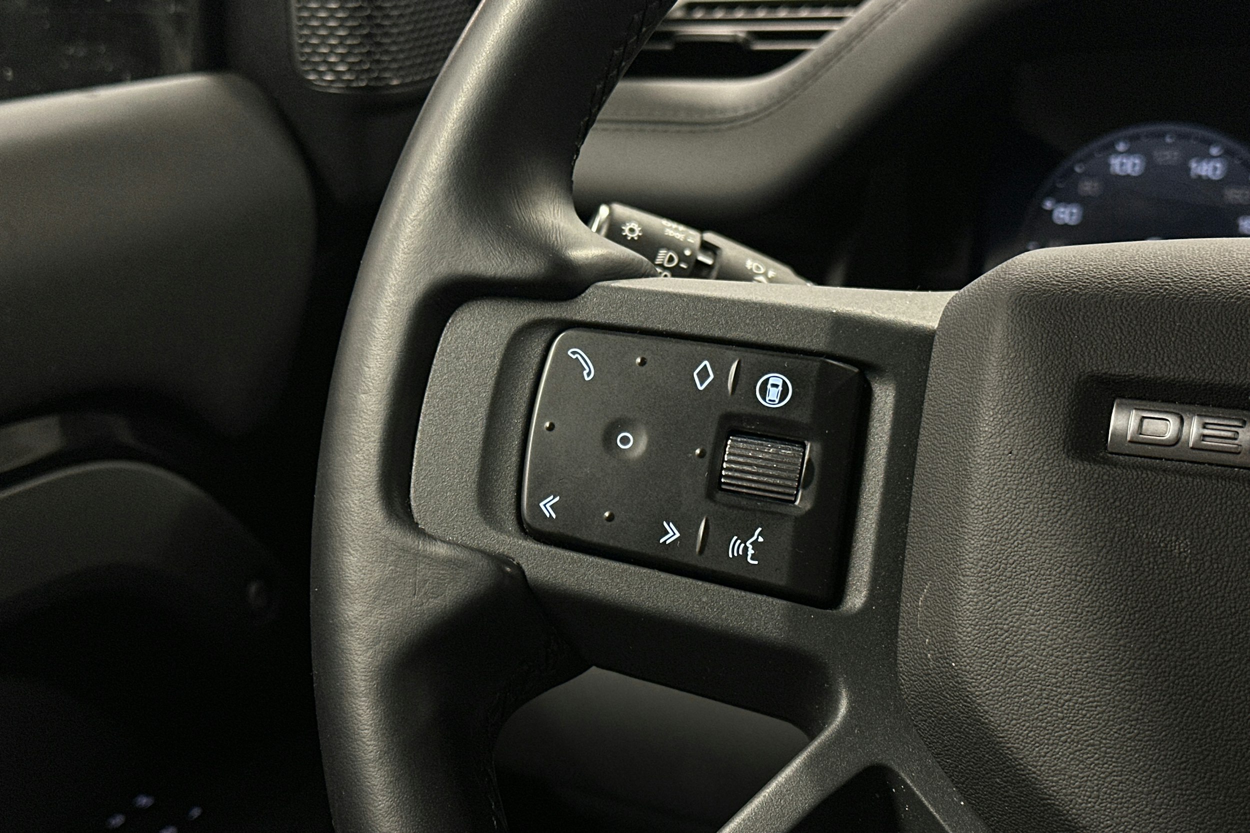 musta Land Rover Defender 2024 kuva 21.