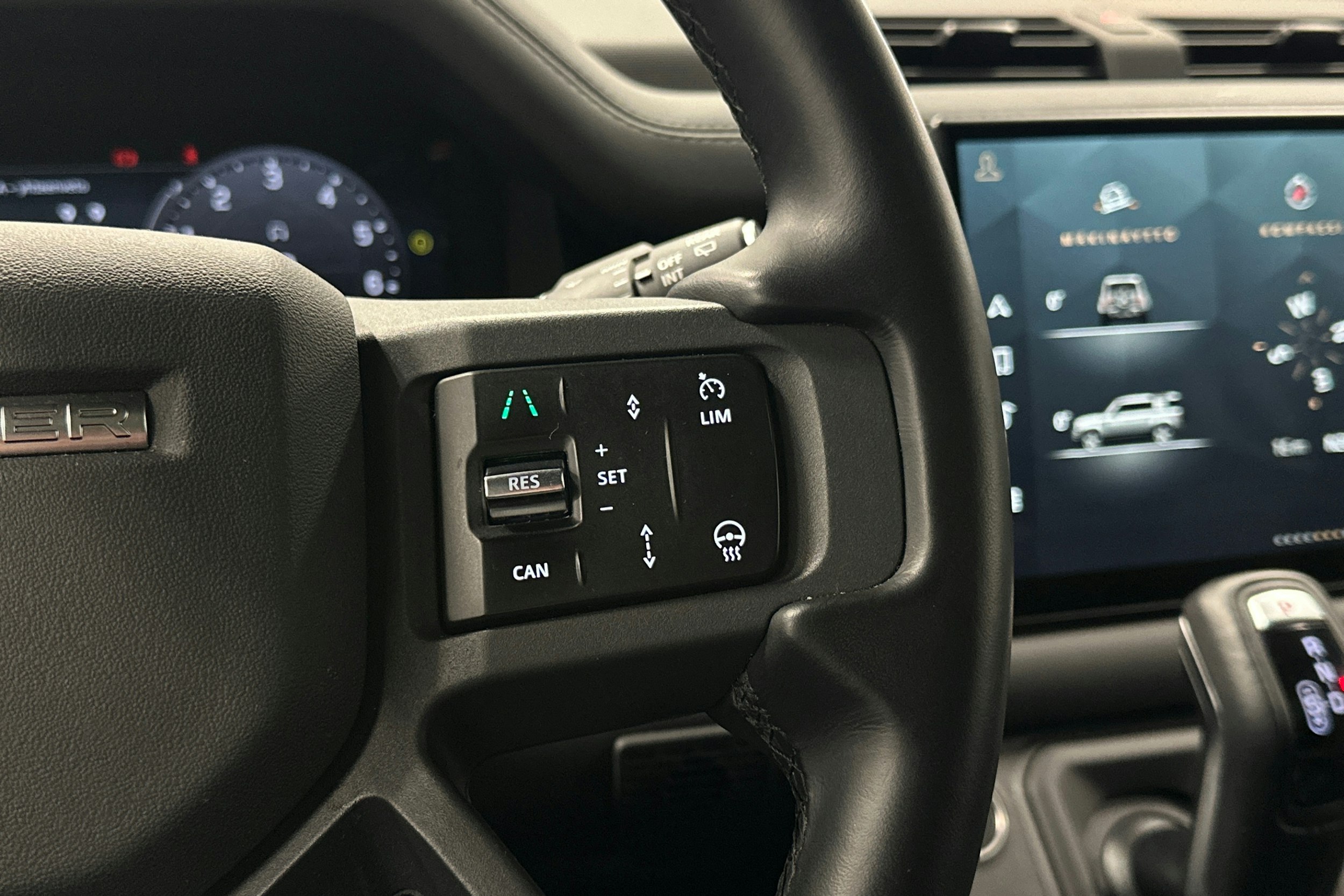 musta Land Rover Defender 2024 kuva 22.