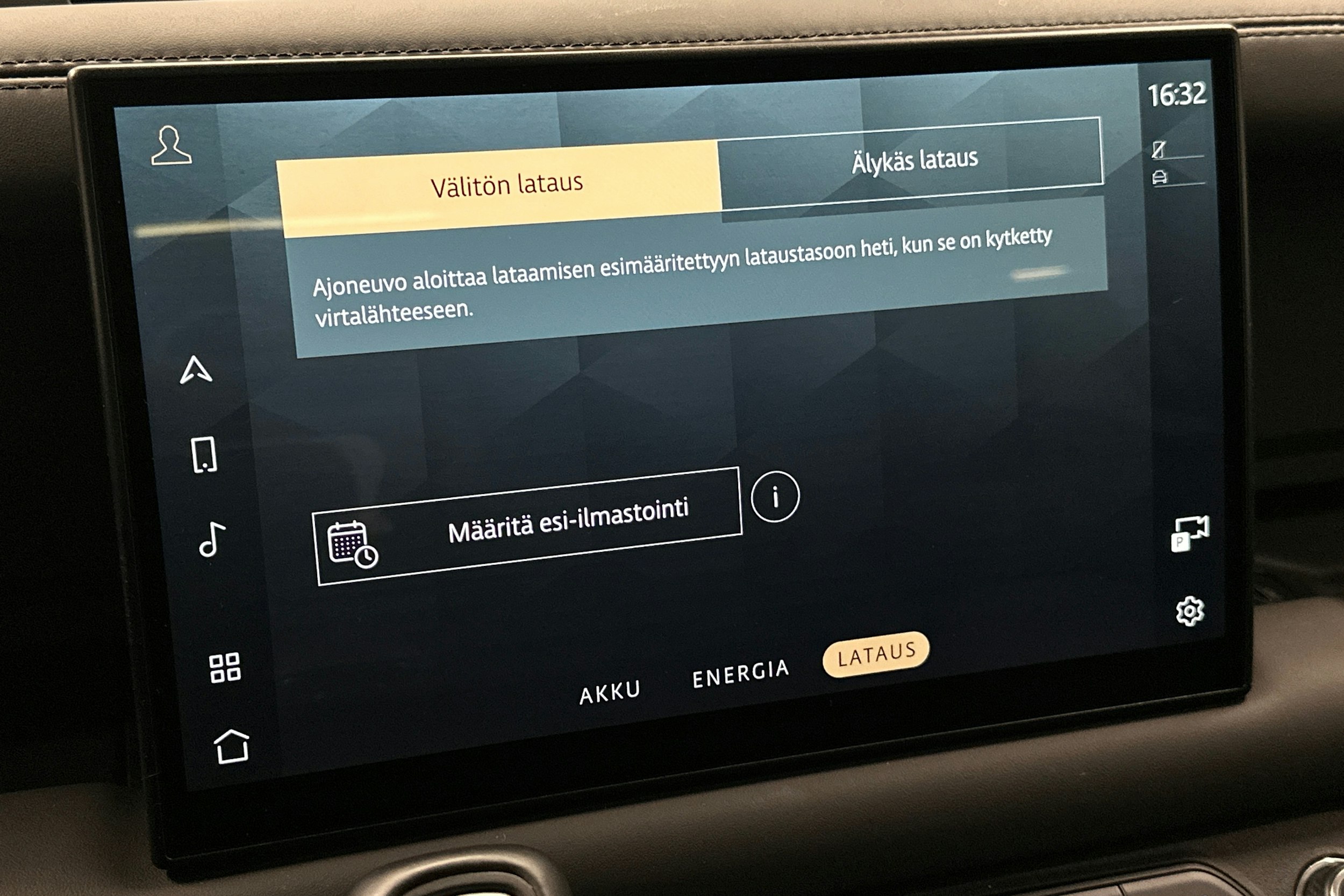 musta Land Rover Defender 2024 kuva 30.