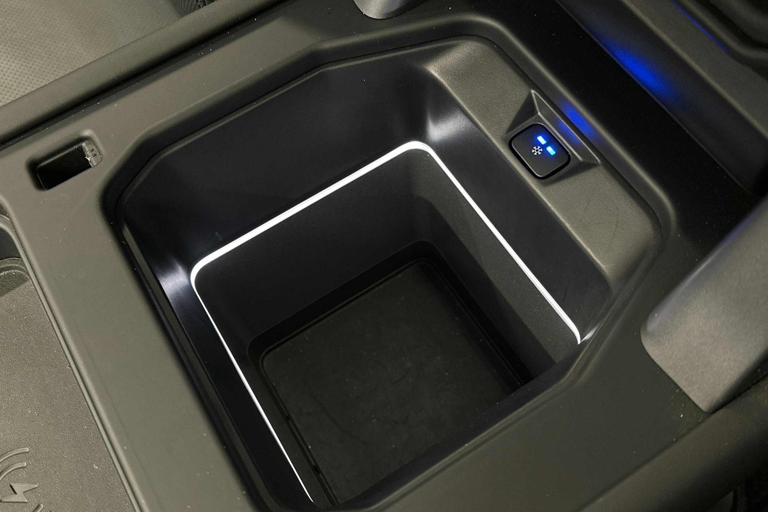 musta Land Rover Defender 2024 kuva 34.