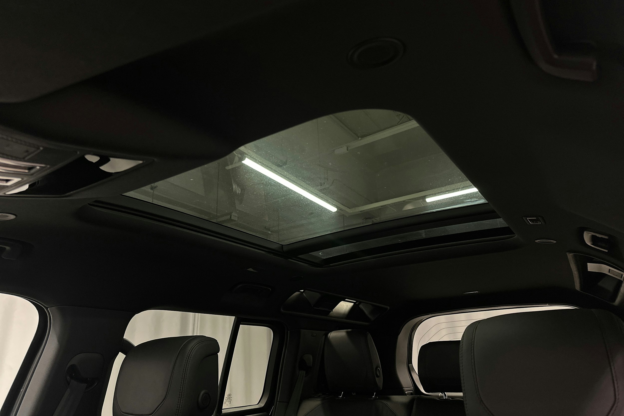 musta Land Rover Defender 2024 kuva 37.