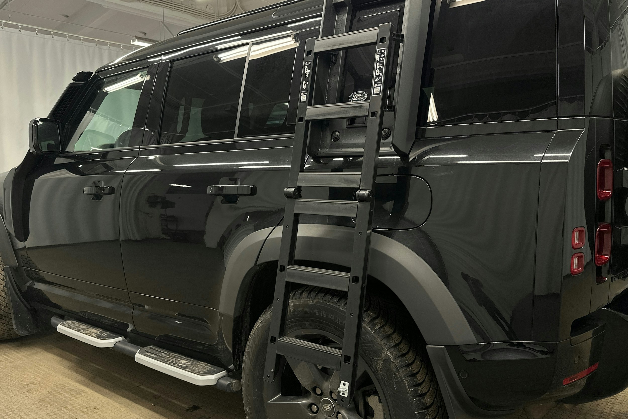 musta Land Rover Defender 2024 kuva 38.