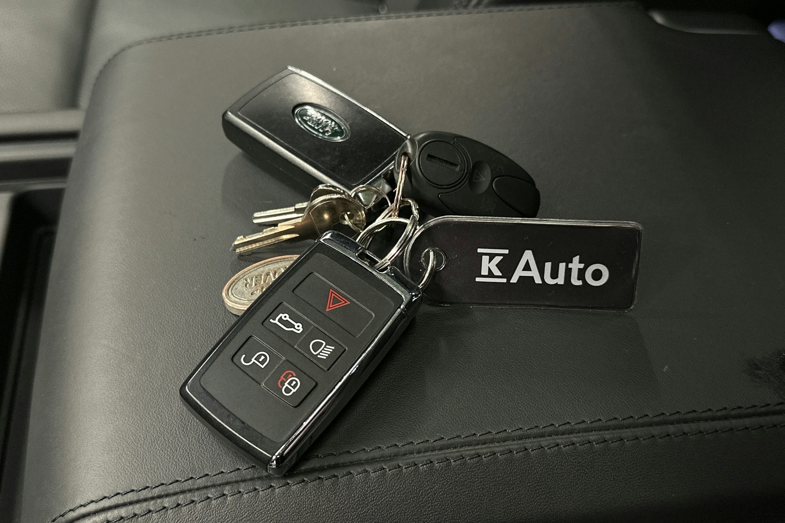 musta Land Rover Defender 2024 kuva 39.