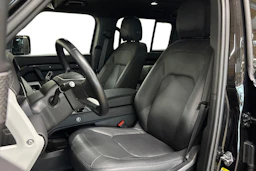 musta Land Rover Defender 2024 kuva 8.