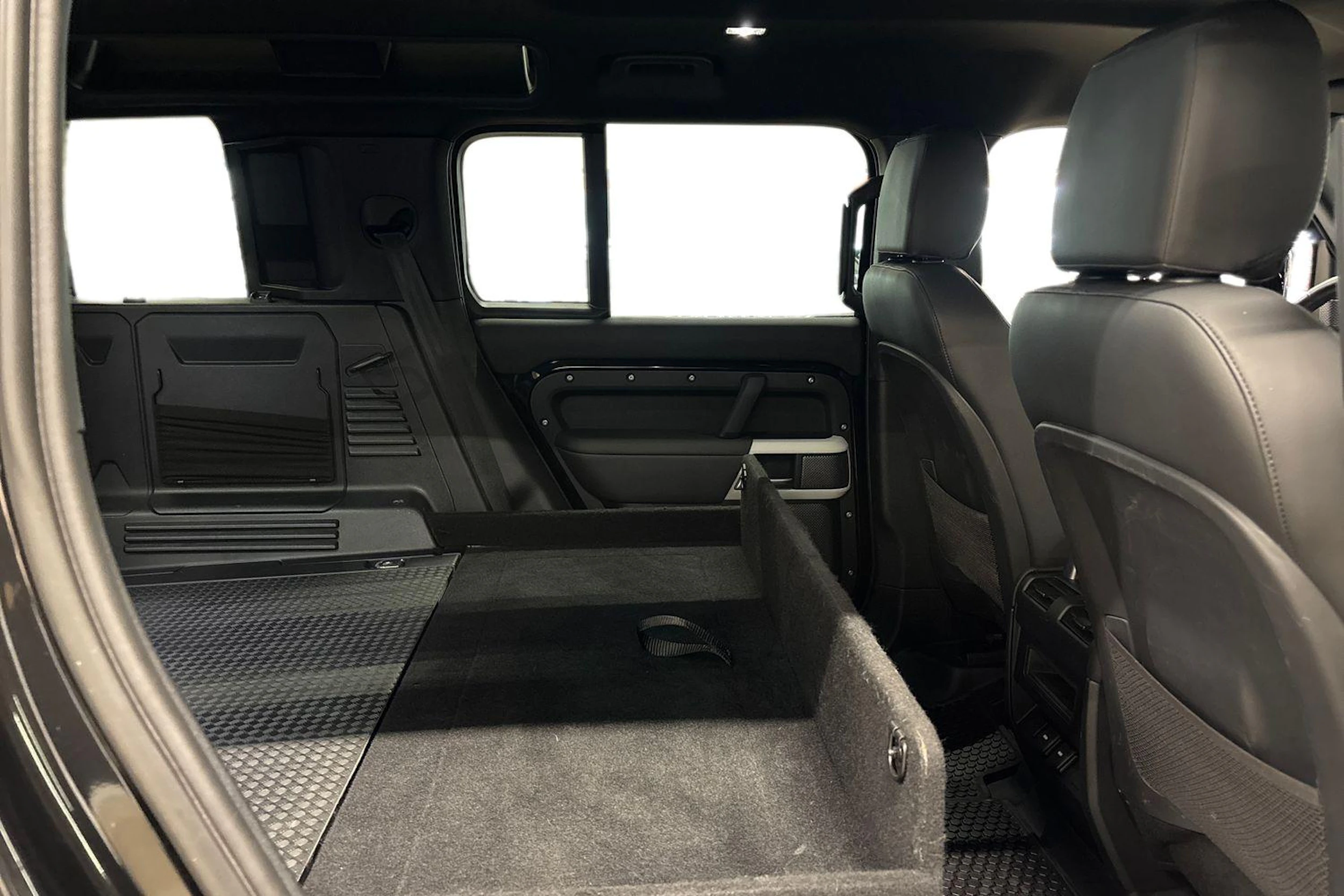 musta Land Rover Defender 2024 kuva 11.