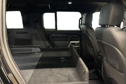 musta Land Rover Defender 2024 kuva 11.