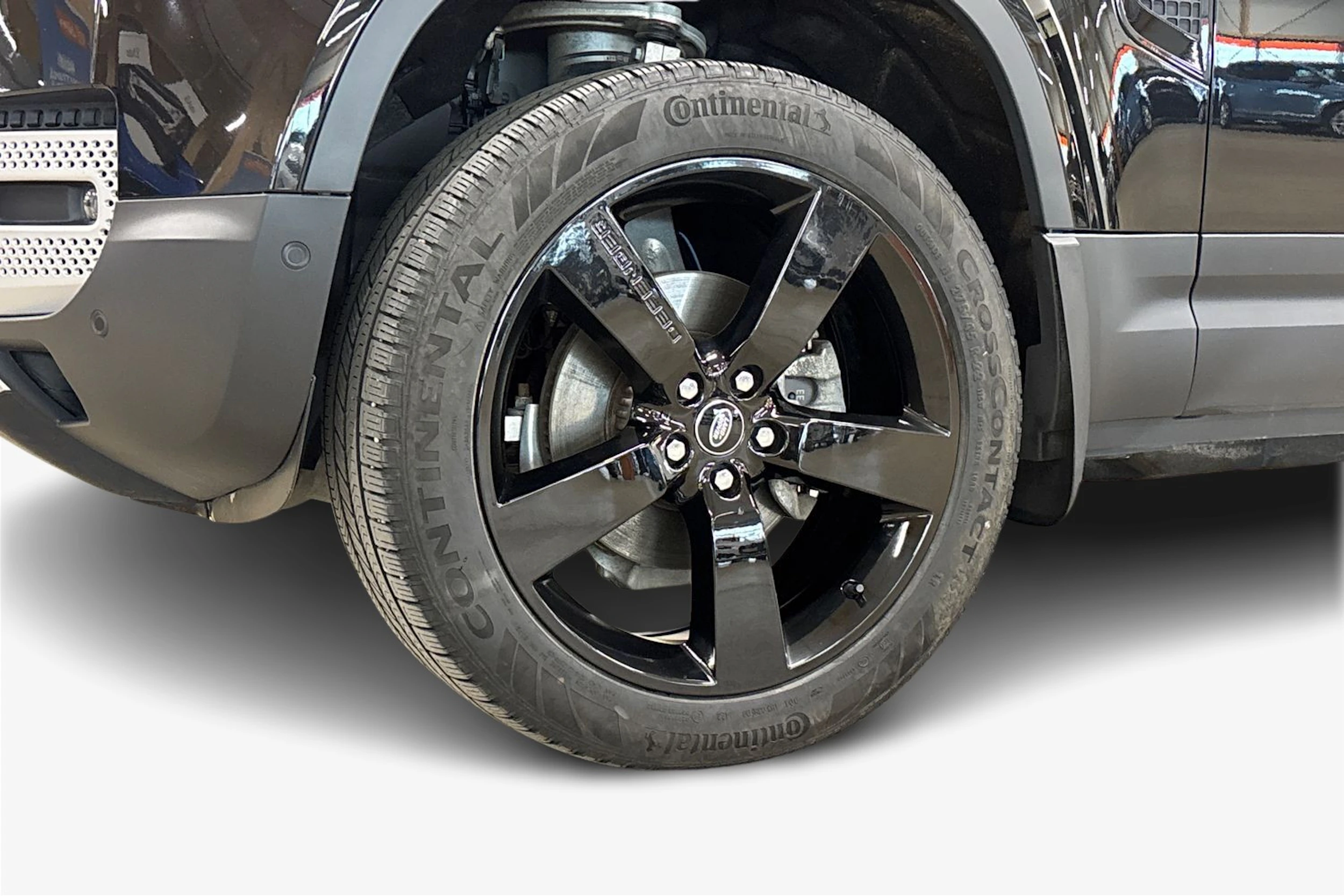 musta Land Rover Defender 2024 kuva 12.