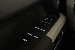 musta Land Rover Defender 2024 kuva 13.