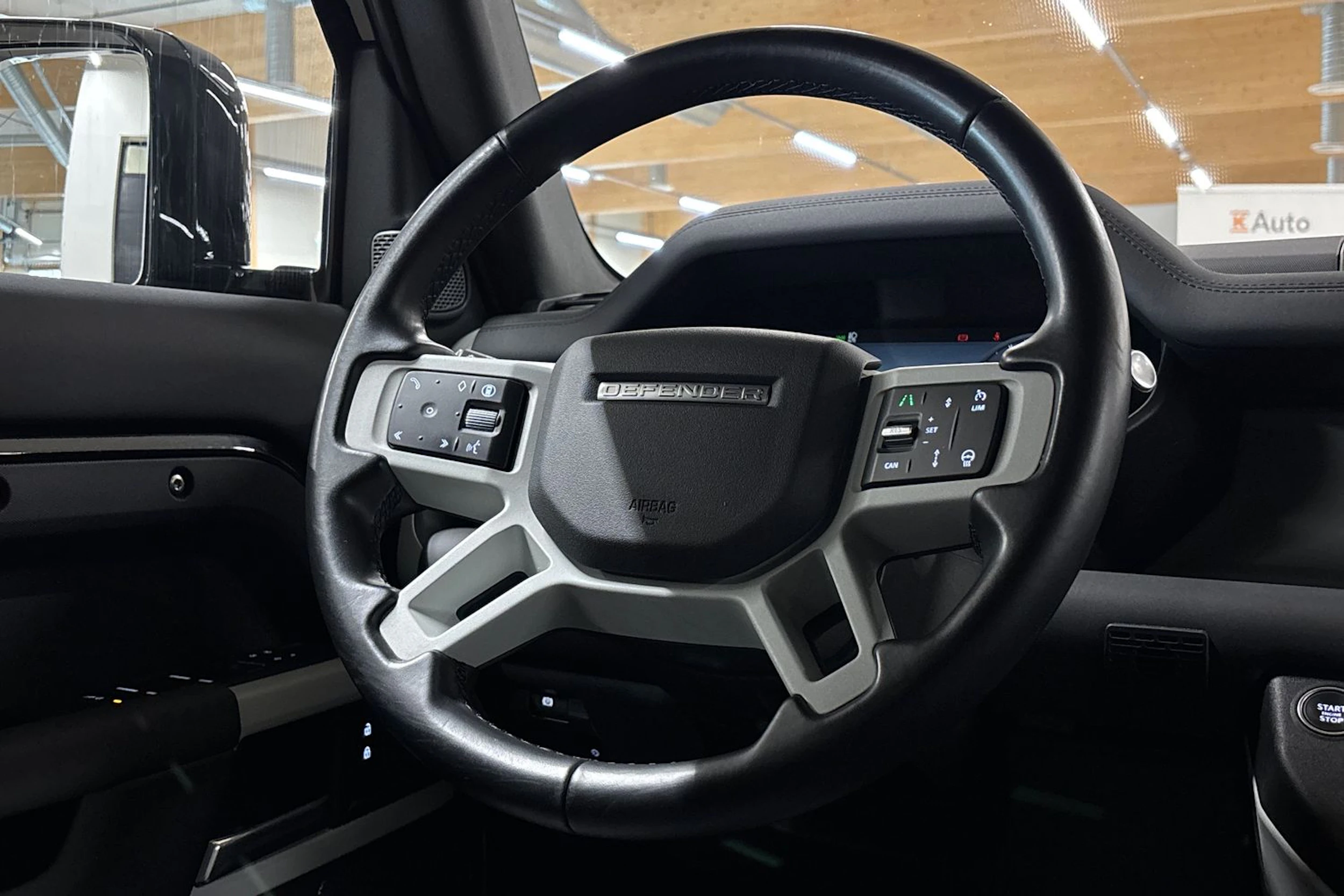 musta Land Rover Defender 2024 kuva 16.