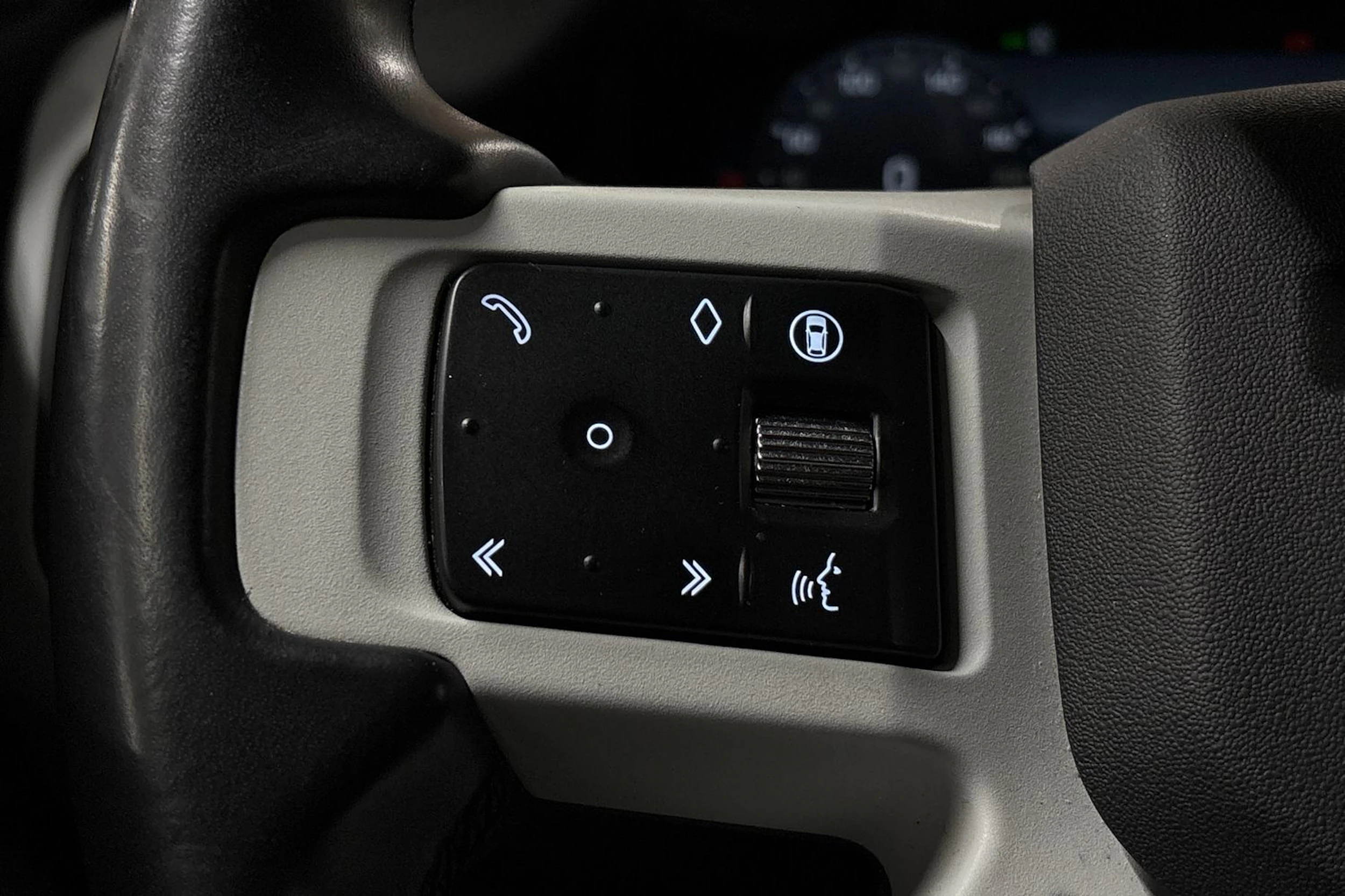 musta Land Rover Defender 2024 kuva 17.