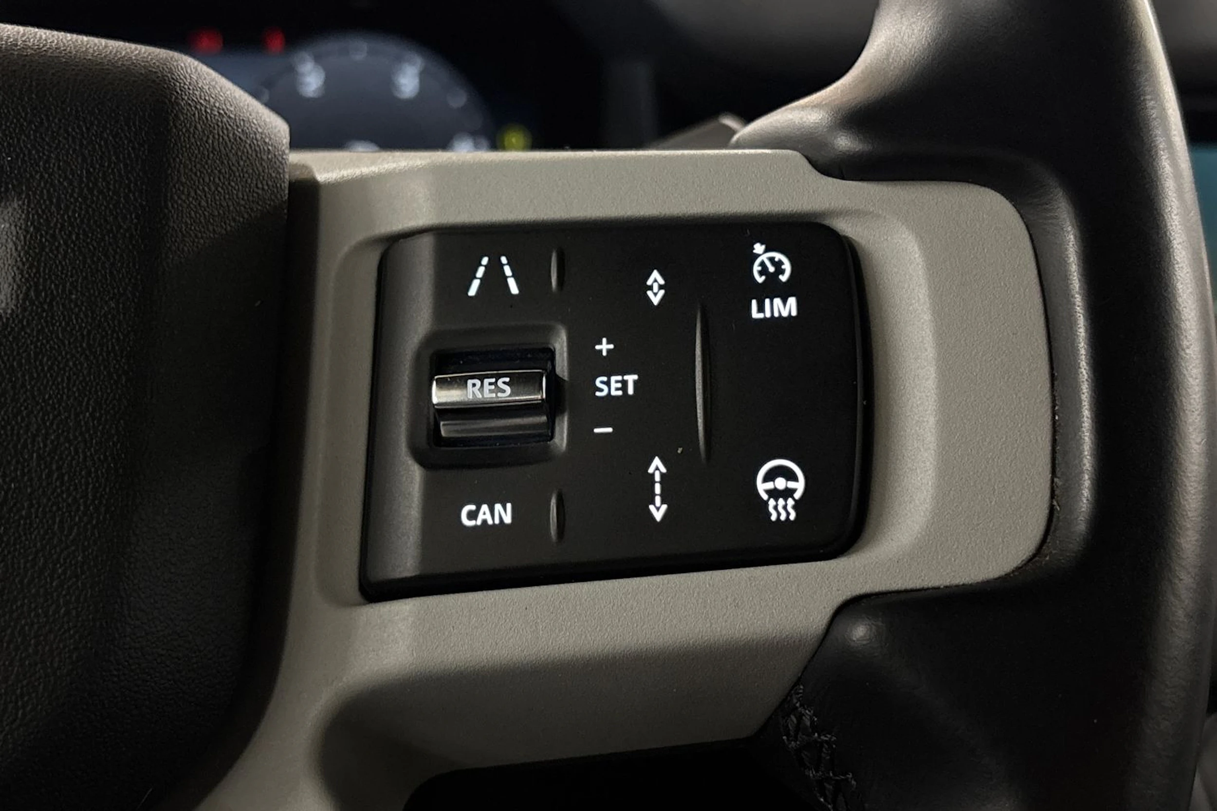 musta Land Rover Defender 2024 kuva 18.