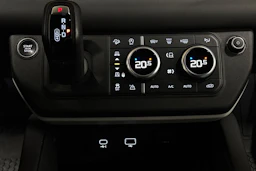 musta Land Rover Defender 2024 kuva 24.