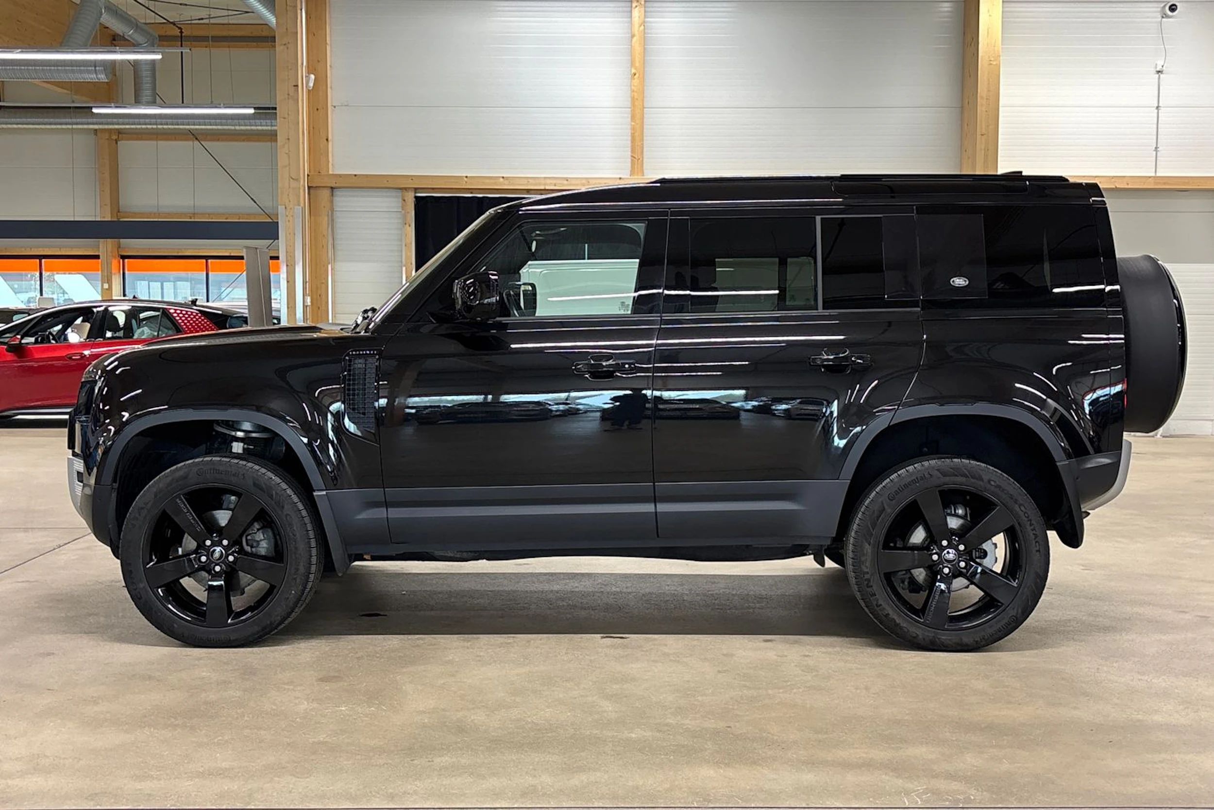 musta Land Rover Defender 2024 kuva 26.