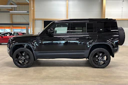 musta Land Rover Defender 2024 kuva 26.