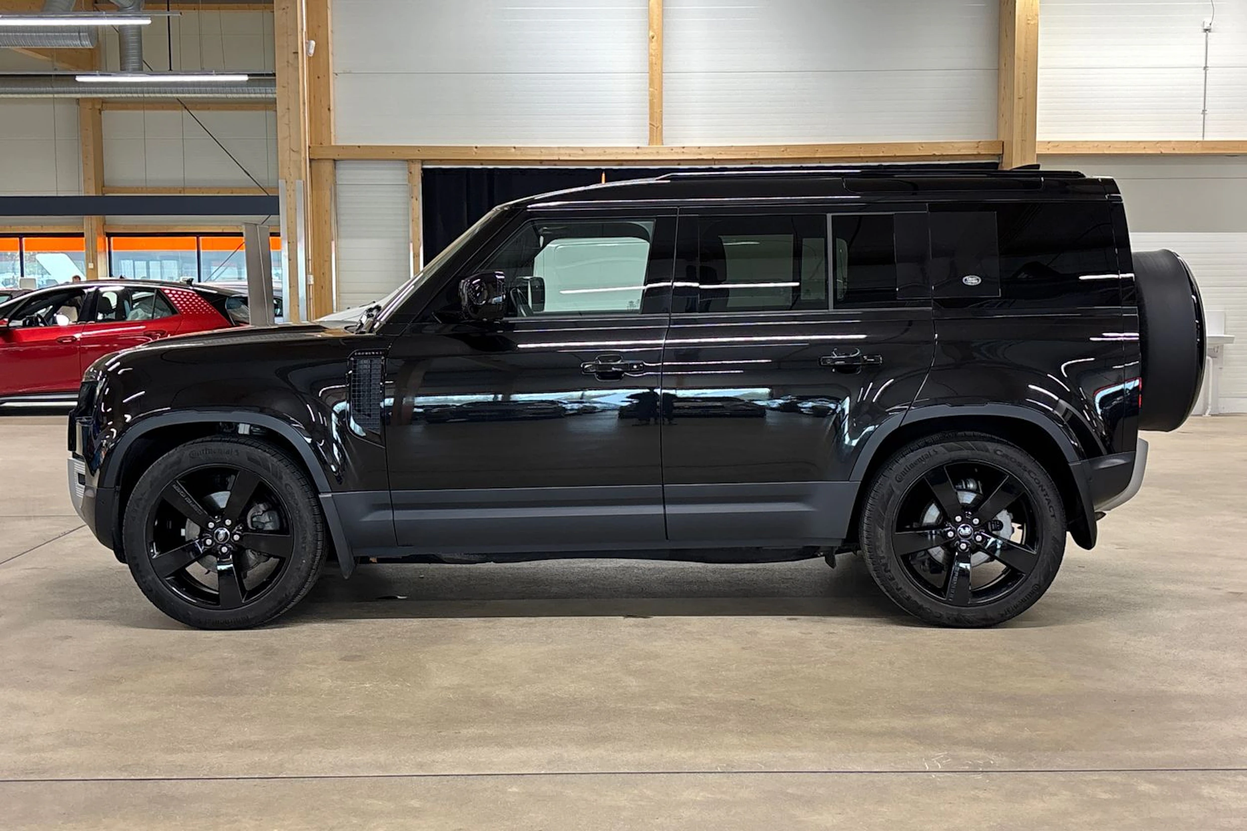 musta Land Rover Defender 2024 kuva 28.
