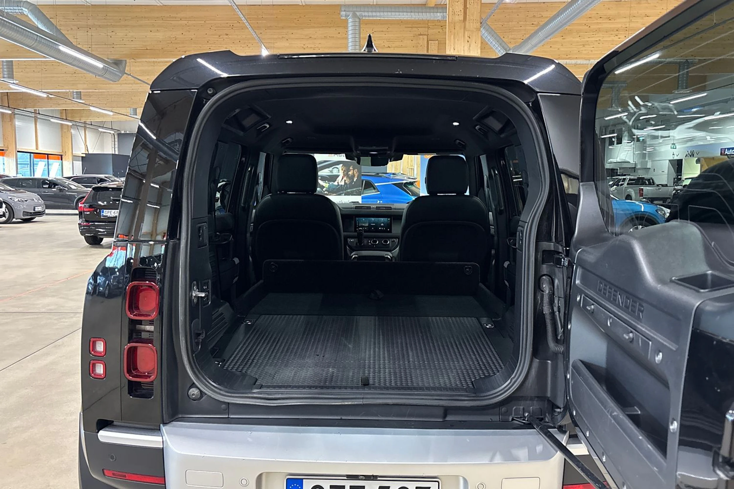 musta Land Rover Defender 2024 kuva 29.