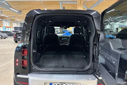 musta Land Rover Defender 2024 kuva 29.