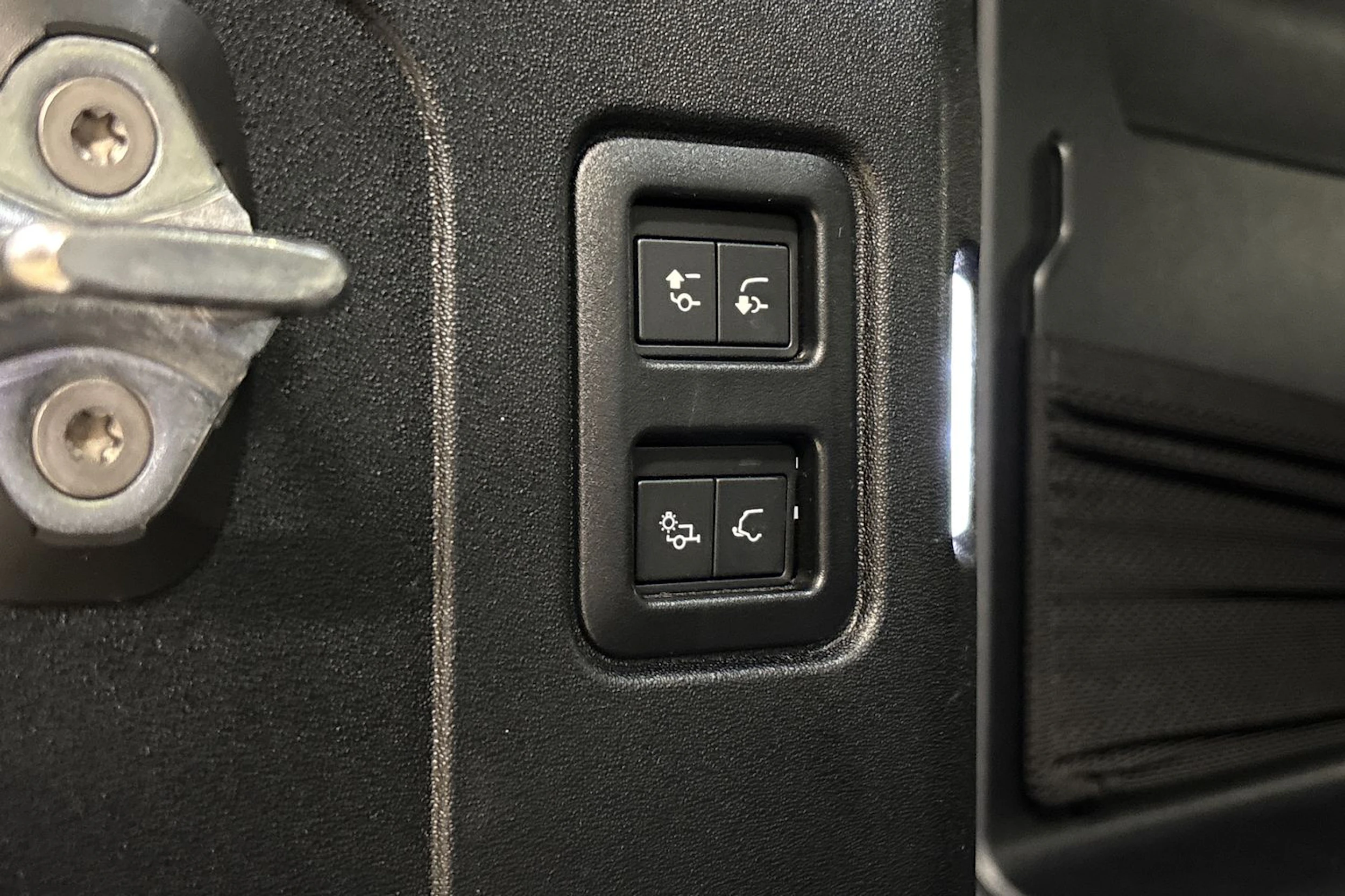 musta Land Rover Defender 2024 kuva 30.