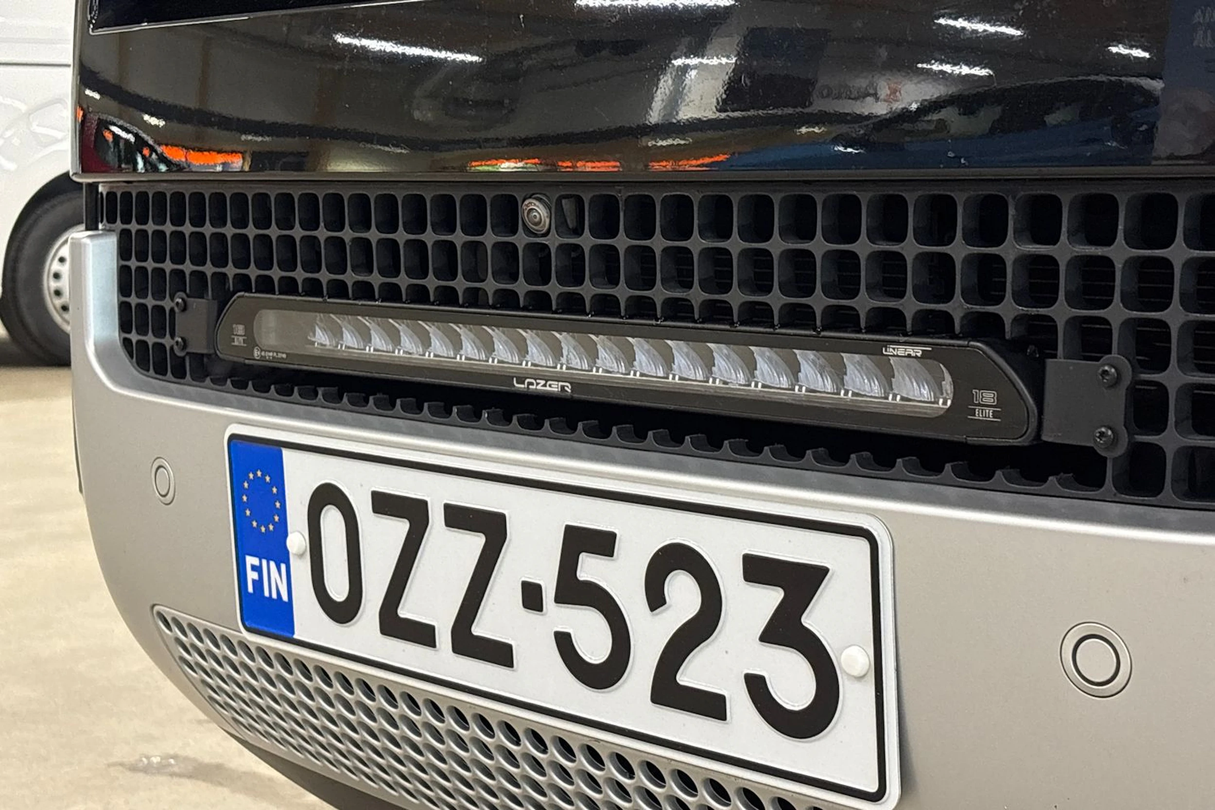 musta Land Rover Defender 2024 kuva 32.