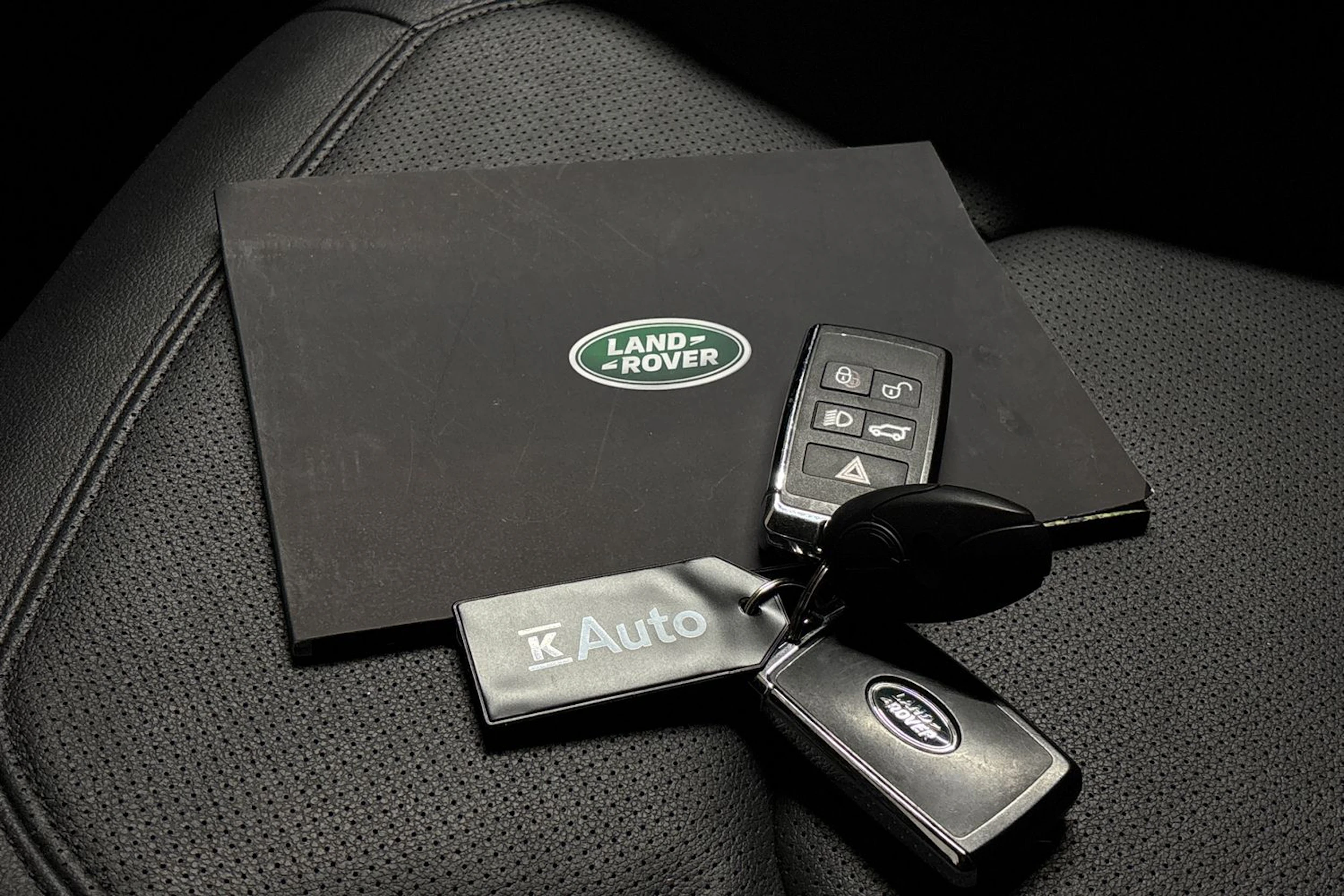 musta Land Rover Defender 2024 kuva 33.
