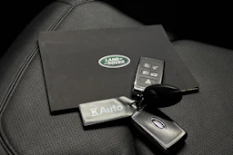 musta Land Rover Defender 2024 kuva 33.