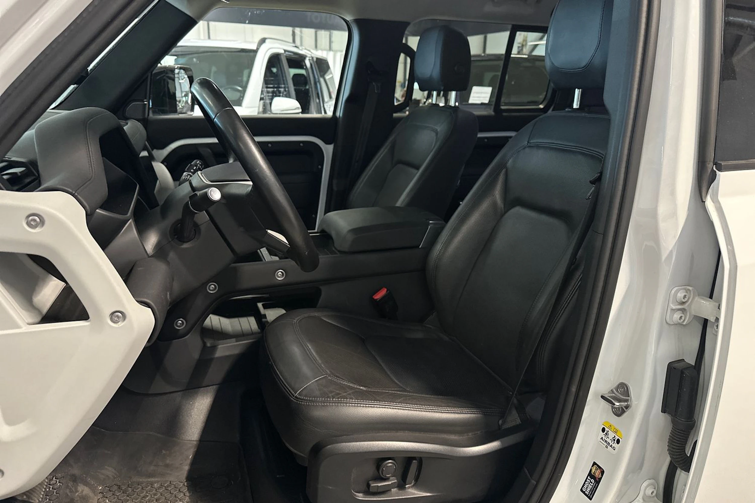valkoinen Land Rover Defender 2024 kuva 4.