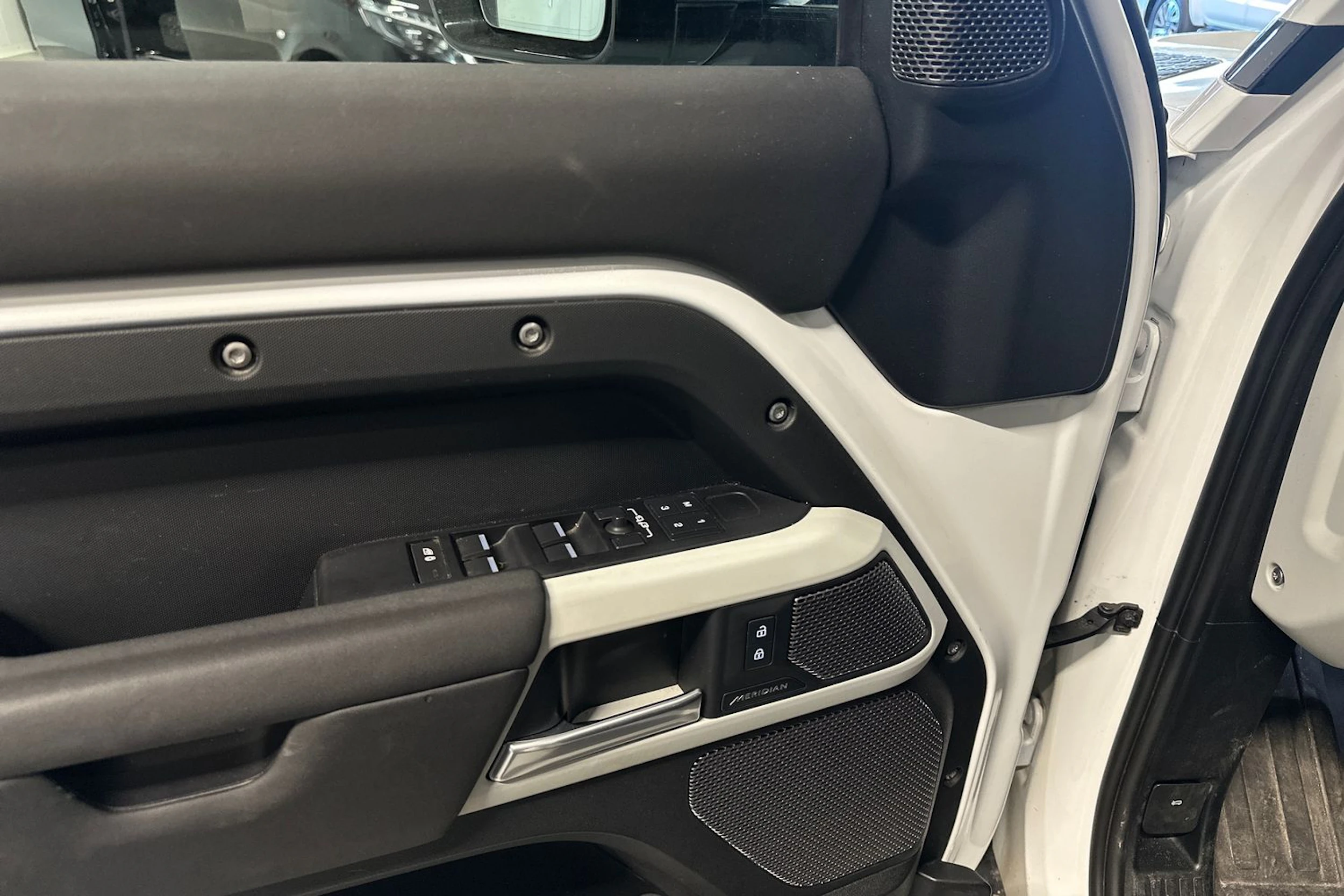 valkoinen Land Rover Defender 2024 kuva 5.