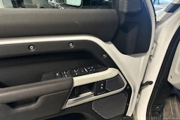 valkoinen Land Rover Defender 2024 kuva 5.