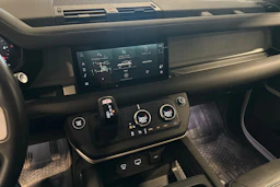 valkoinen Land Rover Defender 2024 kuva 6.
