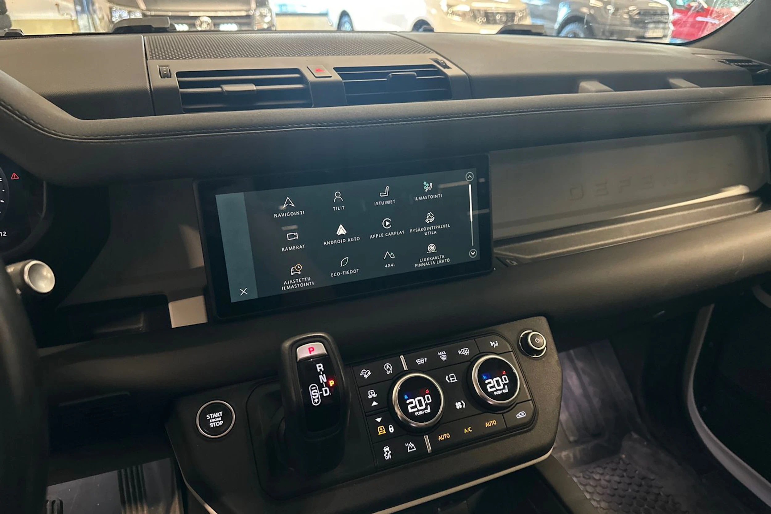 valkoinen Land Rover Defender 2024 kuva 7.