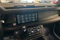 valkoinen Land Rover Defender 2024 kuva 7.
