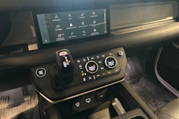 valkoinen Land Rover Defender 2024 kuva 8.