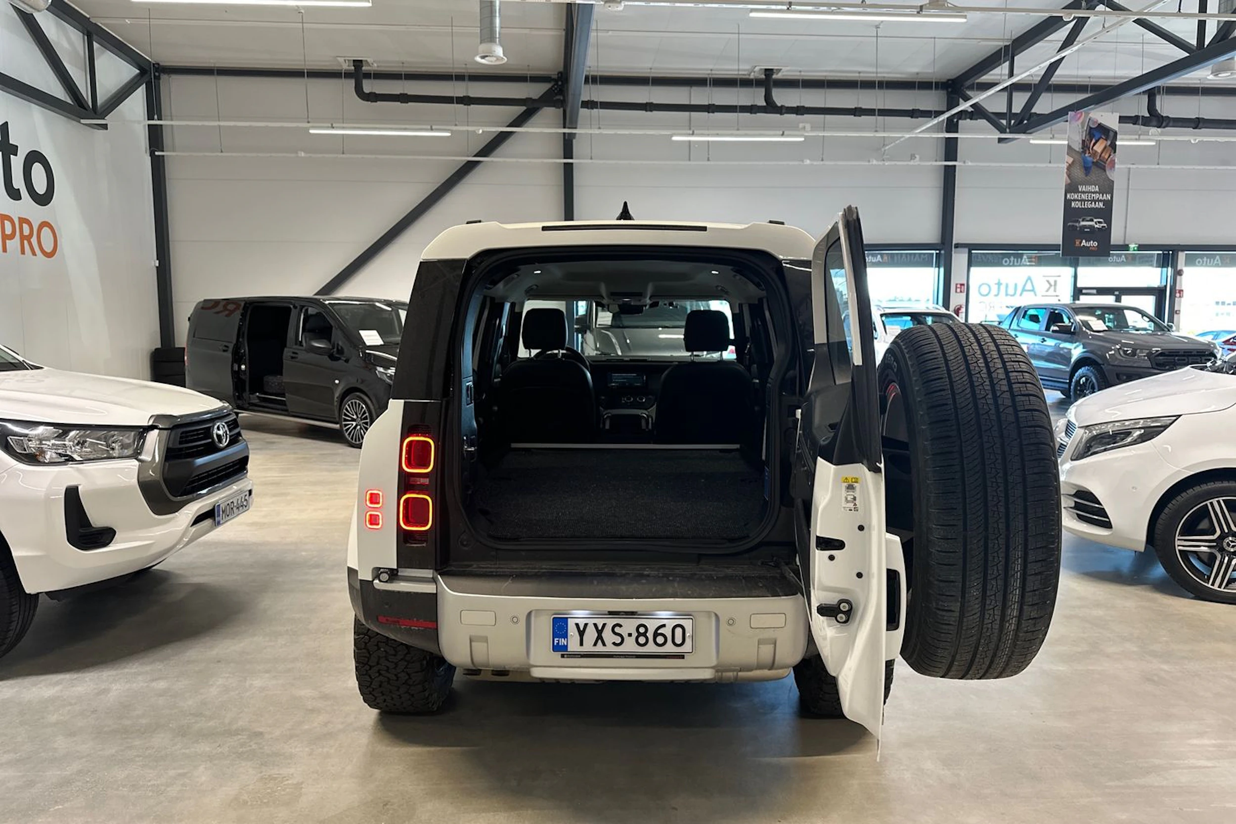 valkoinen Land Rover Defender 2024 kuva 9.