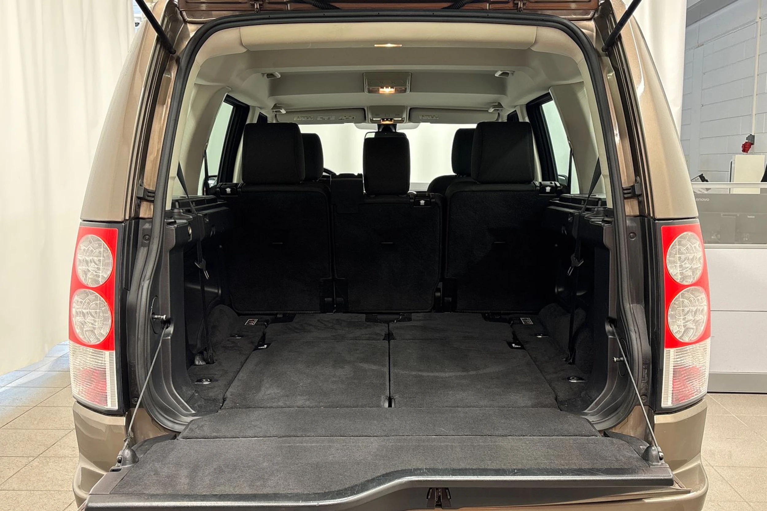 ruskea (beige) Land Rover Discovery 2010 kuva 20.